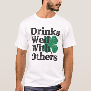 Trinken Sie gut mit anderen St Patricks Day T-Shirt
