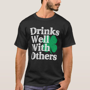 Trinken Sie gut mit anderen St Patricks Day T-Shirt