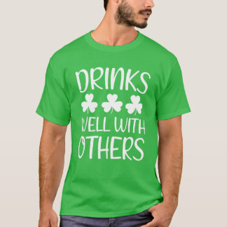 Trinken Sie gut mit anderen St Patricks Day trinke T-Shirt