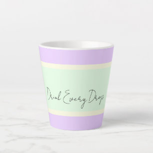 Trinken Sie jeden Tropfen Latte Tasse