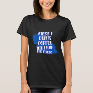Trinken Sie Kaffee dann bauen Sie die Dinge Sarcas T-Shirt