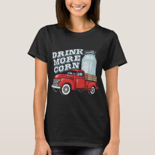 Trinken Sie mehr Mais Vintager roter LKW und Monds T-Shirt