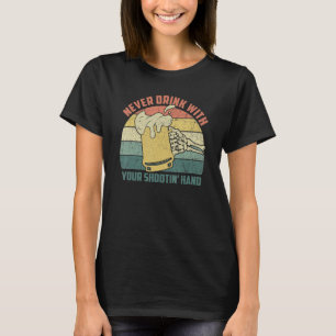 Trinken Sie nie mit dem lustigen Handschuh-Skelett T-Shirt