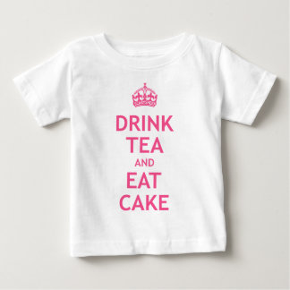 Trinken Sie Tee und essen Sie Kuchen