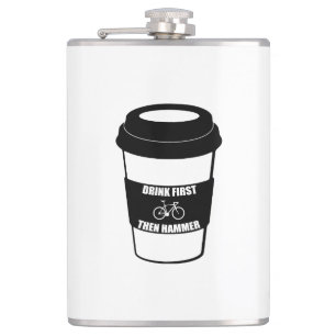 Trinken Sie zuerst dann Hammer Flachmann