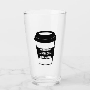 Trinken Sie zuerst dann Paddel Glas