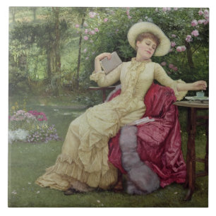 Trinkender Kaffee und Ablesen im Garten (w/c an Fliese