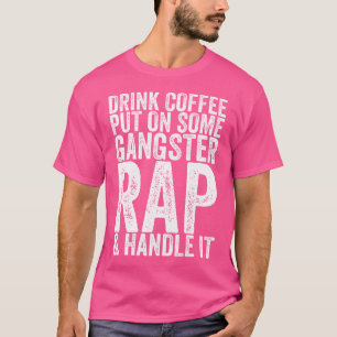 Trinkkaffee auf einen Gangster-Rap-Handgriff T-Shirt