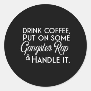 Trinkkaffee auf etwas Gangster Rap und Handgriff I Runder Aufkleber