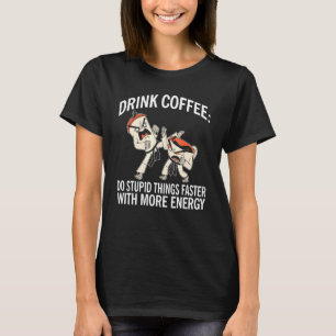 Trinkkaffee macht dumme Dinge schneller mit mehr E T-Shirt