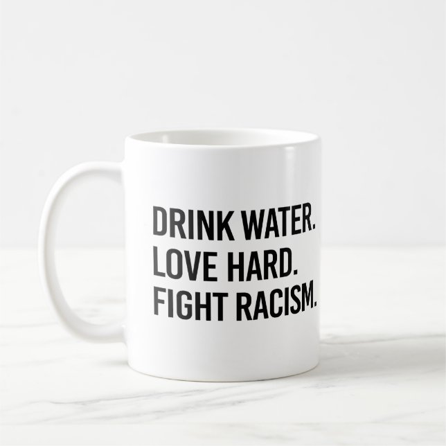 Trinkwasser Liebe harte Bekämpfung von Rassismus Kaffeetasse (Links)