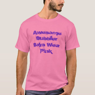 Trinkwasserbrunnen-Jungen tragen rosa T - Shirt