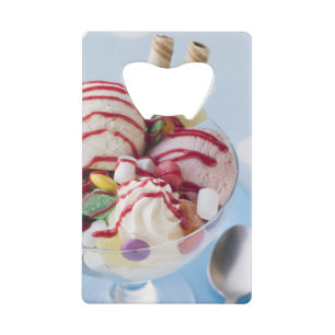 Trio der Eiscreme und des süßen Eiscremebechers Kreditkartenflaschenöffner