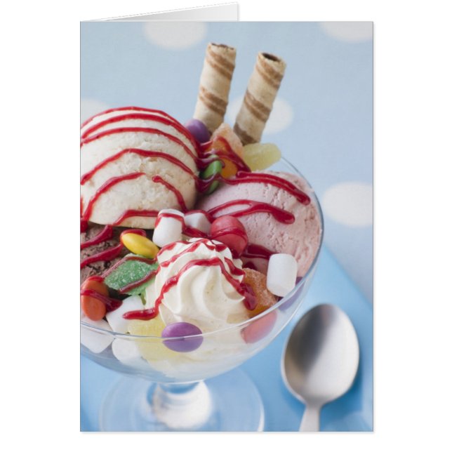Trio of Ice Cream and Sweet Sundae (Vorne)