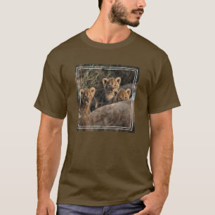 Trio von Lion Cubs mit Mutter T-Shirt