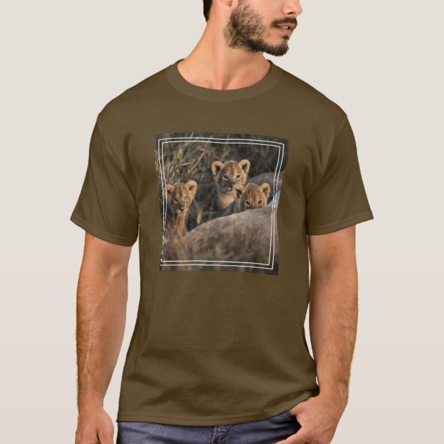 Trio von Lion Cubs mit Mutter T-Shirt (Vorderseite)