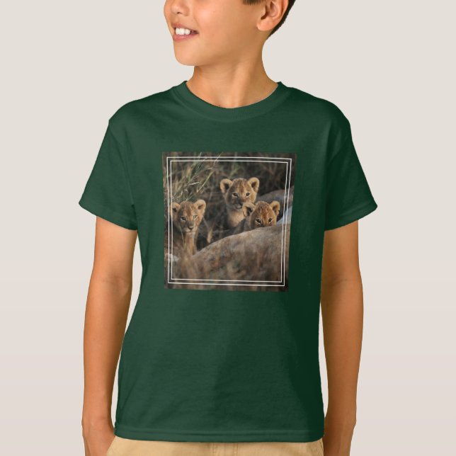 Trio von Lion Cubs mit Mutter T-Shirt (Vorderseite)