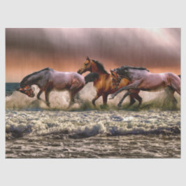 Trio von Pferden, die bei Sonnenuntergang im Surf Seidenpapier