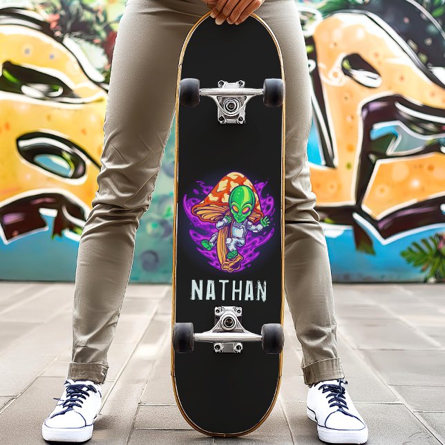 Trippy Alien Mushroom Personalisiert Name Skateboard (Von Creator hochgeladen)