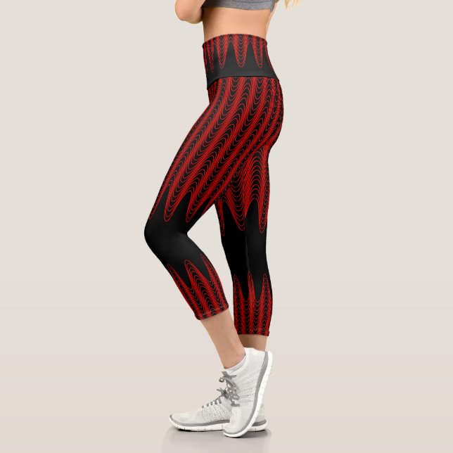 Trippy Red and Black Wavy Strips Abstrakt Cool Capri Leggings (Links)