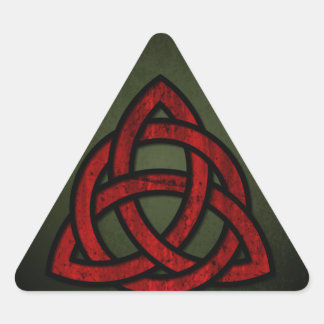 Triquet Celtic Knot (rot & schwarz auf grunge grün Dreieckiger Aufkleber