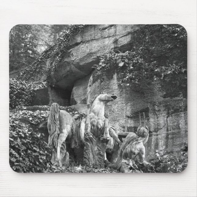 Triton, die zwei Pferde der Sonne pflegen Mousepad (Vorne)