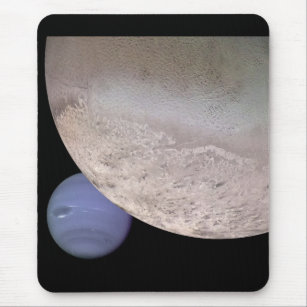 Triton mit Neptun in der Hintergrund NASA Mousepad