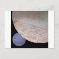Triton mit Neptun in der Hintergrund NASA