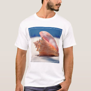 Tritonshorn-Muschel auf Strand 2 T-Shirt