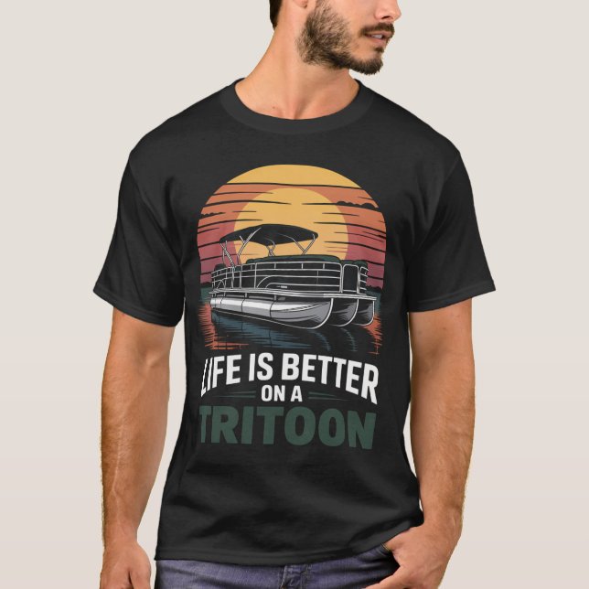 Tritoon-Boot Dreifach-Pontonboot Pontoon Captain B T-Shirt (Vorderseite)