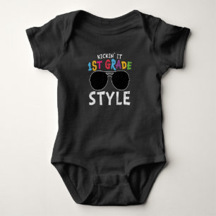 Tritt es zuerst Grundschullehrer Kids Crew Baby Strampler