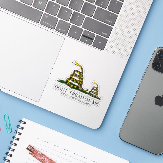 Tritt nicht auf mich oder meinen Sohn Gadsden-Flag Aufkleber (Laptop mit iPhone)