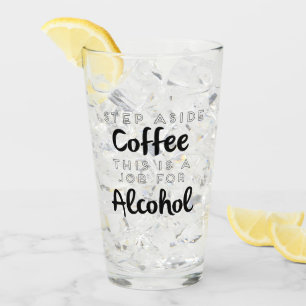 Tritt weg von Kaffee, das ist ein Job für Alkohol Glas