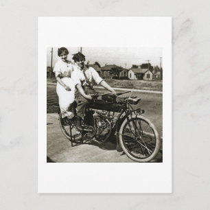 Triumph der Liebe beim Motorrad-Dating Vintage Postkarte