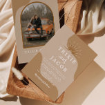 TRIXIE Beige Taupe Retro Arched Foto Boho Wedding Einladung<br><div class="desc">Diese Einladungskarte bietet ein bohemianisches gewölbtes Foto-Design,  neutrale dunkle Taupe-Wirbel,  einen bohenhaften beigen Hintergrund und Retro-Schriftart und Sonnenaufgang. Editieren Sie einfach alle Farben,  um Ihren Bedürfnissen gerecht zu werden,  und tauschen Sie die Fotos vorne und hinten für eine persönliche Touch aus.</div>