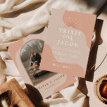 TRIXIE Blush Retro Arched Foto Boho Wedding Einladung<br><div class="desc">Diese Einladungskarte bietet ein bohemianisches Arkadendesign,  lustige,  blütige Wirbel,  einen neutralen Beige-Hintergrund und Retro-Schriftart und Sonnenaufgang. Editieren Sie einfach alle Farben,  um Ihren Bedürfnissen gerecht zu werden,  und tauschen Sie die Fotos vorne und hinten für eine persönliche Touch aus.</div>