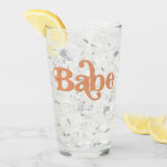 TRIXIE Retro 70's Themed Groovy Babe Bachelorette Glas<br><div class="desc">Dieses Babe-Bachelorette-Pint-Glas mit einem orangefarbenen Retro-Schriftart in den 70er Jahren ist für die Gruppe während des Bachelorette-Wochenendes ideal. Paarung mit der Option 'Braut' für ein einheitliches Aussehen. 💜 FARBEN SIND GEEIGNET! Klicken Sie auf 'Design bearbeiten',  um die Farben zu ändern.</div>