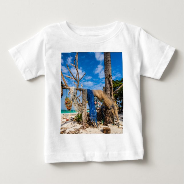 Trocknen der Netze am Strand Baby T-shirt (Vorderseite)