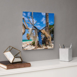 Trocknen der Netze am Strand Quadratische Wanduhr