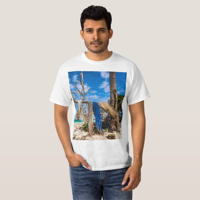 Trocknen der Netze am Strand T-Shirt (Vorne ganz)