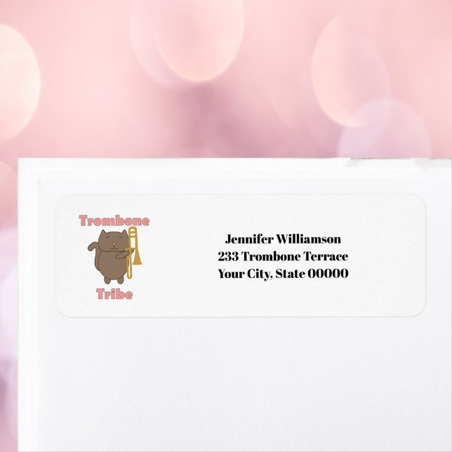 Trombone-Stamm Süße Katze Personalisierte Rücksend (A return address label with a cat holding a trombone and the words trombone tribe.)
