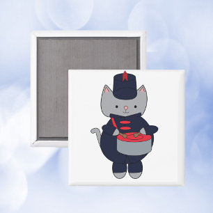 Trommlerkatze in Marineblau und Rot der Marschkape Magnet