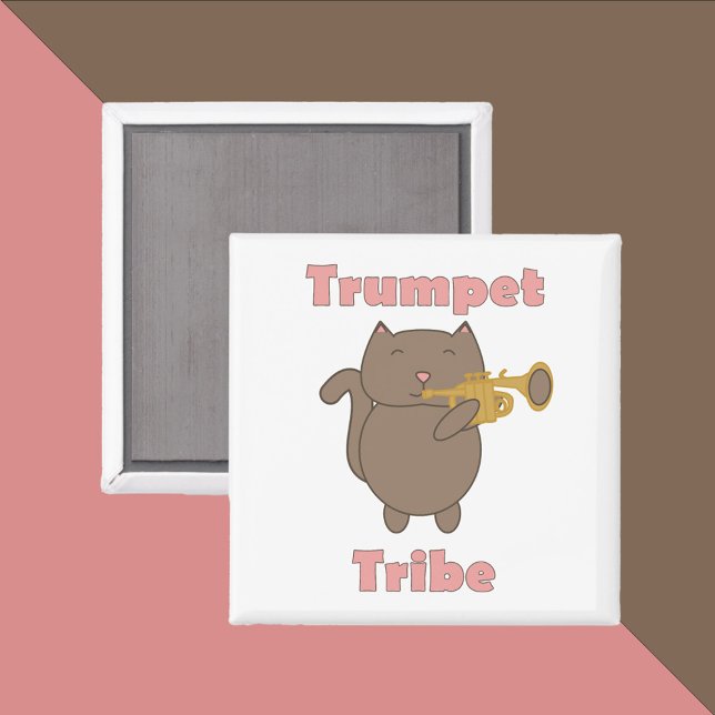 Trompeten-Stamm-Katze Pink Magnet (A magnet featuring a brown cat playing the trumpet and the words trumpet tribe in pink.)