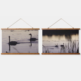 Trompeter Swan Pair bei der Dusk Wood Topped Tapes Wandteppich Mit Holzrahmen