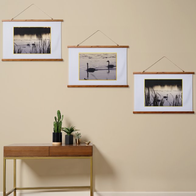 Trompeter Swans in den dunklen Holztapeeren Wandteppich Mit Holzrahmen (Asymmetrisch)