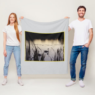 Trompeter Swans in der Dusk Fleece Blanket