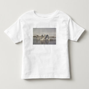 Trompeterschwäne im Madison River im Winter Kleinkind T-shirt