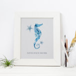 Tropenfarben-Seepferd Motivierend Poster<br><div class="desc">Ein Küsten-inspirierendes Plakat für Schlafzimmer, Zuhause-Office und Wohnbereiche in Ihrem Strand Zuhause. Dieser Druck zeigt mein original handgemaltes Aquarell-Seepferd und Seesterne in Farbtönen blau mit meinem Zitat "Keine Angst vor dem Tieftauchen" Set in modernen Sans Serif Typografie. Personalisieren Sie, um zu lesen, was Sie wollen. Weitere motivierend Geschenke und Seepferd-Drucke...</div>