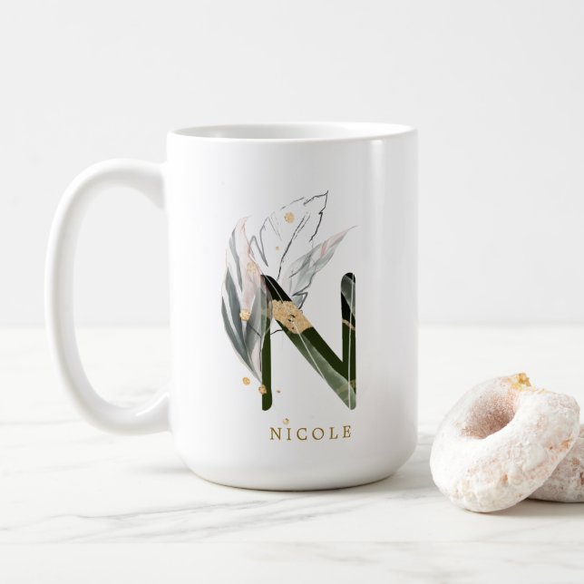 Tropenfolienmonogramm-Buchstaben "N" Personalisier Kaffeetasse (Mit Donut)