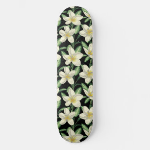 Tropennahtlose, weiße Blume, grünes Blatt Skateboard